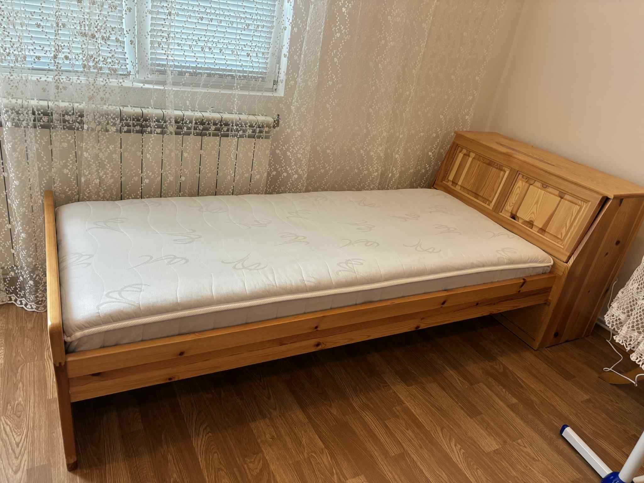 Продавам единично легло в комплект с ракла.