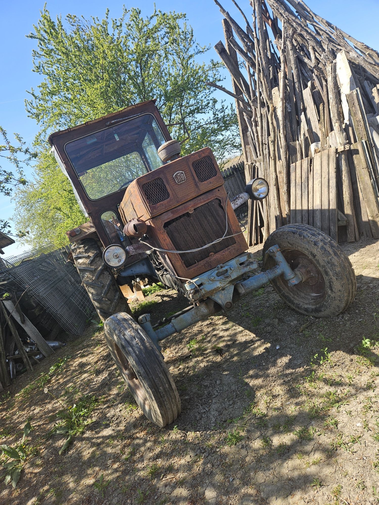 Vând tractor cu plug