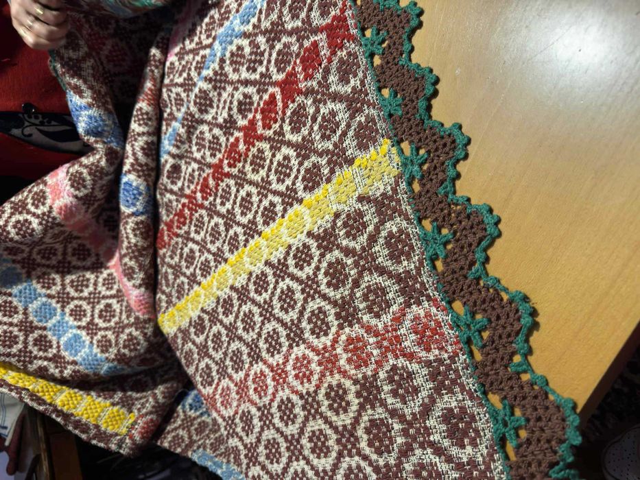 Fete de mese , chindeu  si covoare tesute in razboi