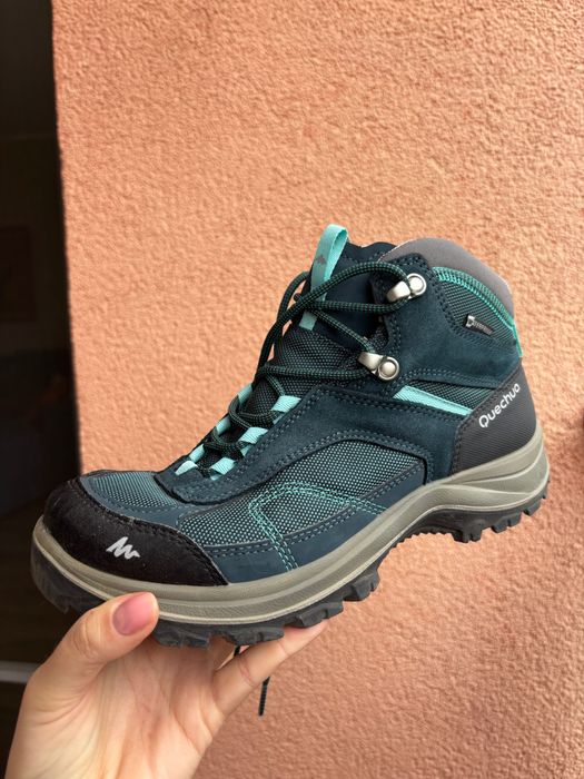 ДАМСКИ ОБУВКИ
ЗА планински преходи, Quechua 40 номер/ 25,5 см