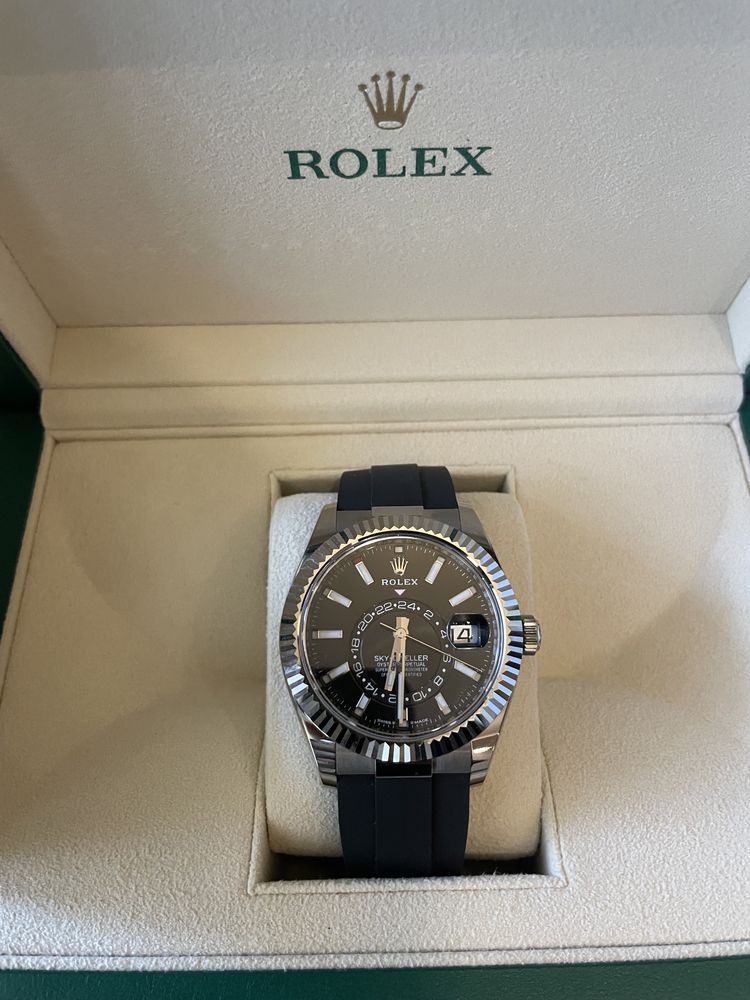 Часовник Rolex Sky-Dweller 18k White Gold Black Dial Oysterflex