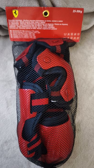 Детски наколенки и лакътници FERRARI