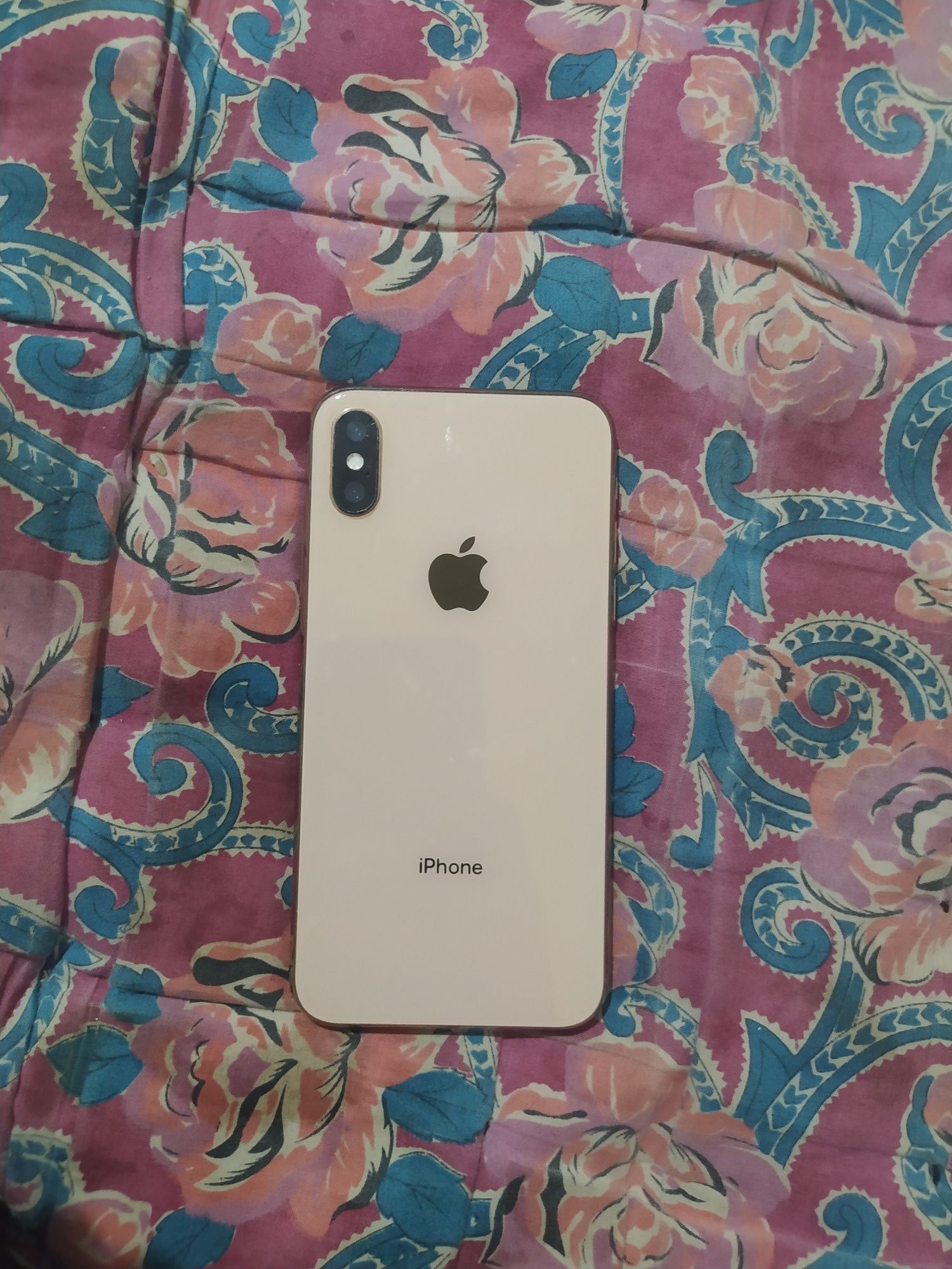 Iphone XS  GOLD 64GB  100% useleni  holati rasmda