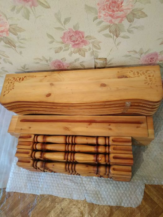 Деревянные ступени для лестницы .