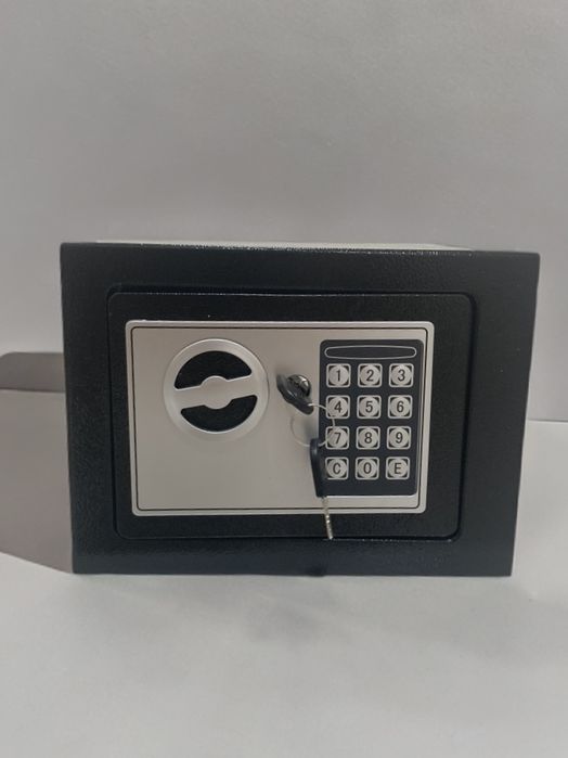 Продаю сейф .Кодовый замок,механический ключ.
