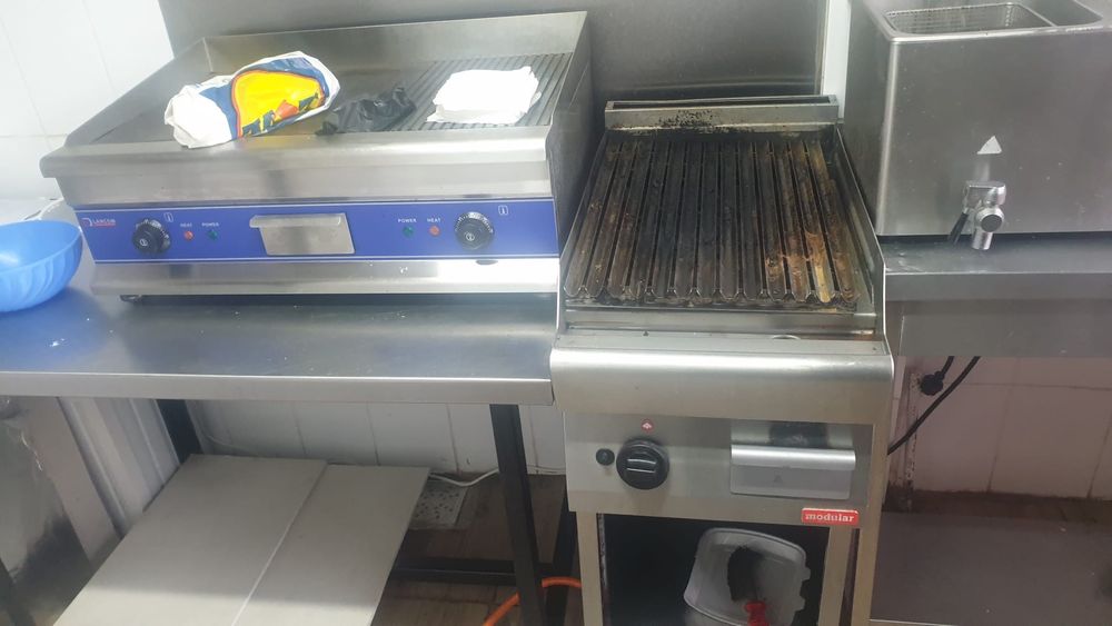 Vand gratar electric + gratar roca vulcanica + 2 mese inox + hota prof