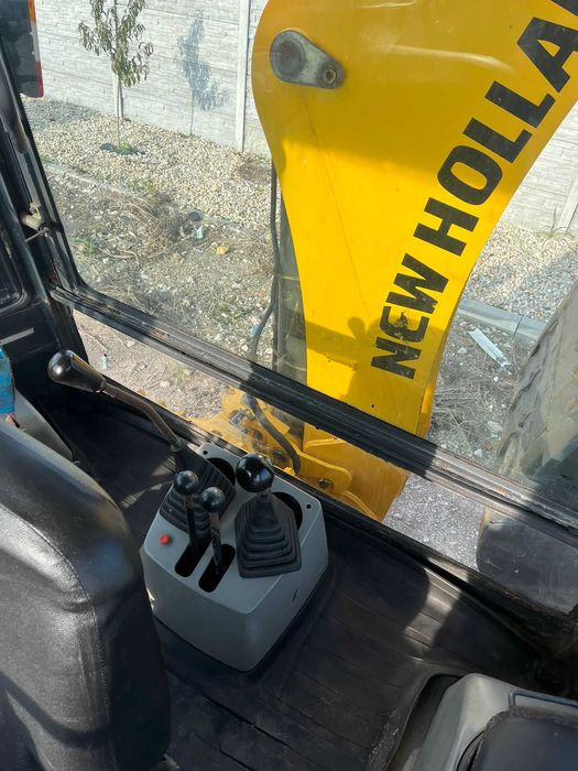 Buldoexcavator New Holland B80B – An 2017 – 2.600 ore –