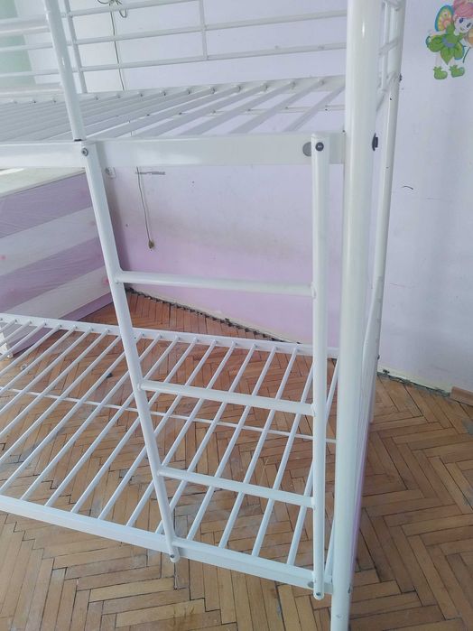 Двуетажно метално легло