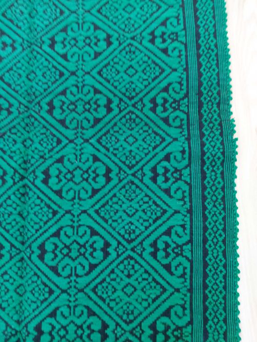 Ръчно тъкано вълнено килимче/постелка с ресни