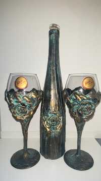Ръчно декорирани чаши за вино с бутилка за вино.