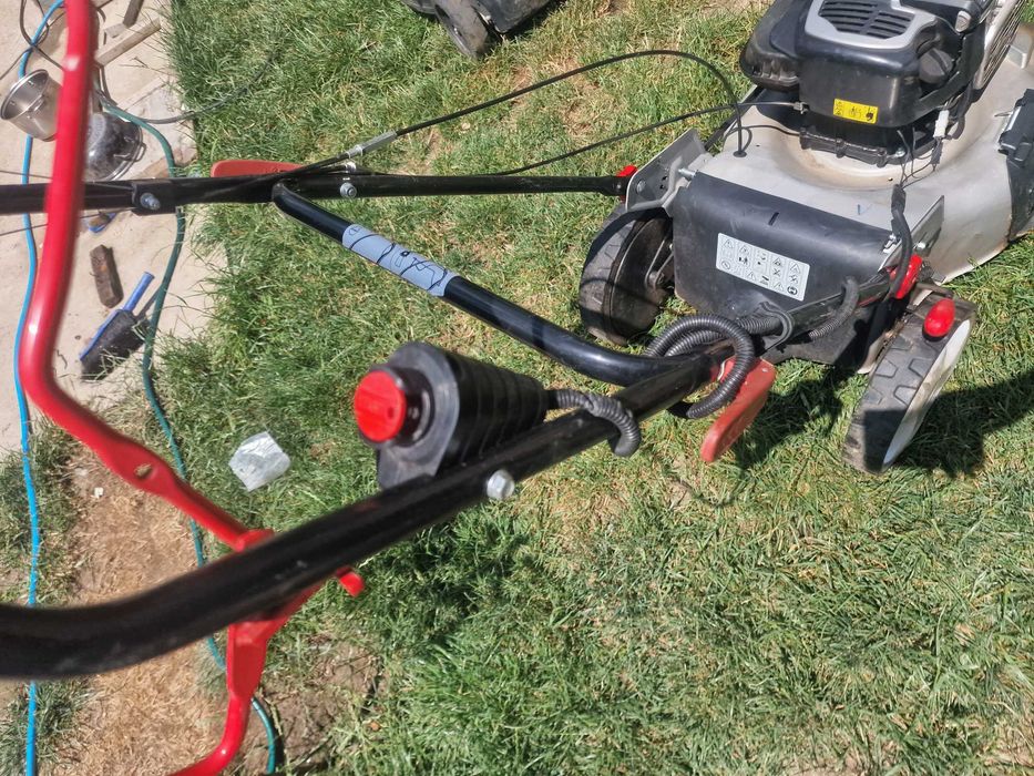 Masina de tuns gazon 4cp +tractiune stare buna Briggs pornire la buton