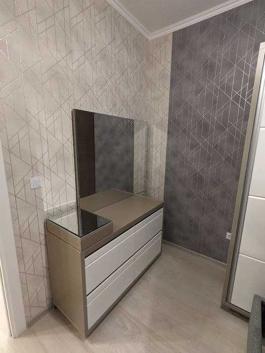 Спальная мебель (шкаф и трюмо)