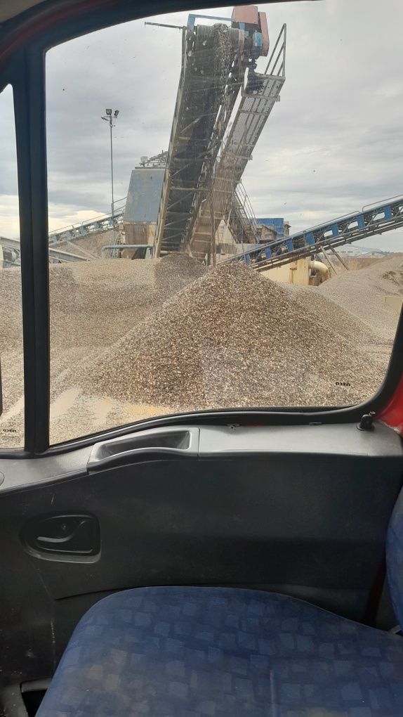 Nisip mărgăritar piatră pământ etc.
