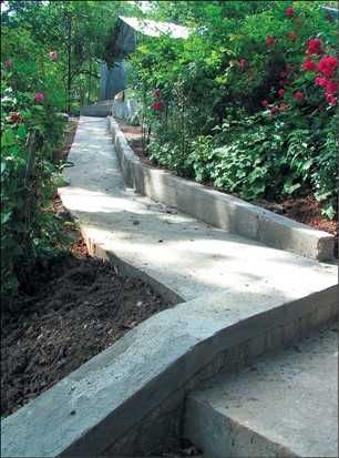 Поддръжка и почистване на дворове,градини и гробищни паркове.