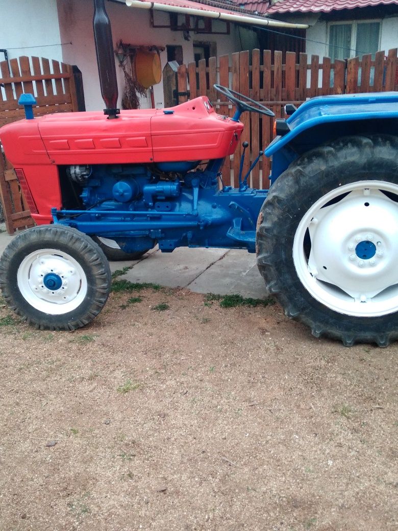 Vând tractor remorca