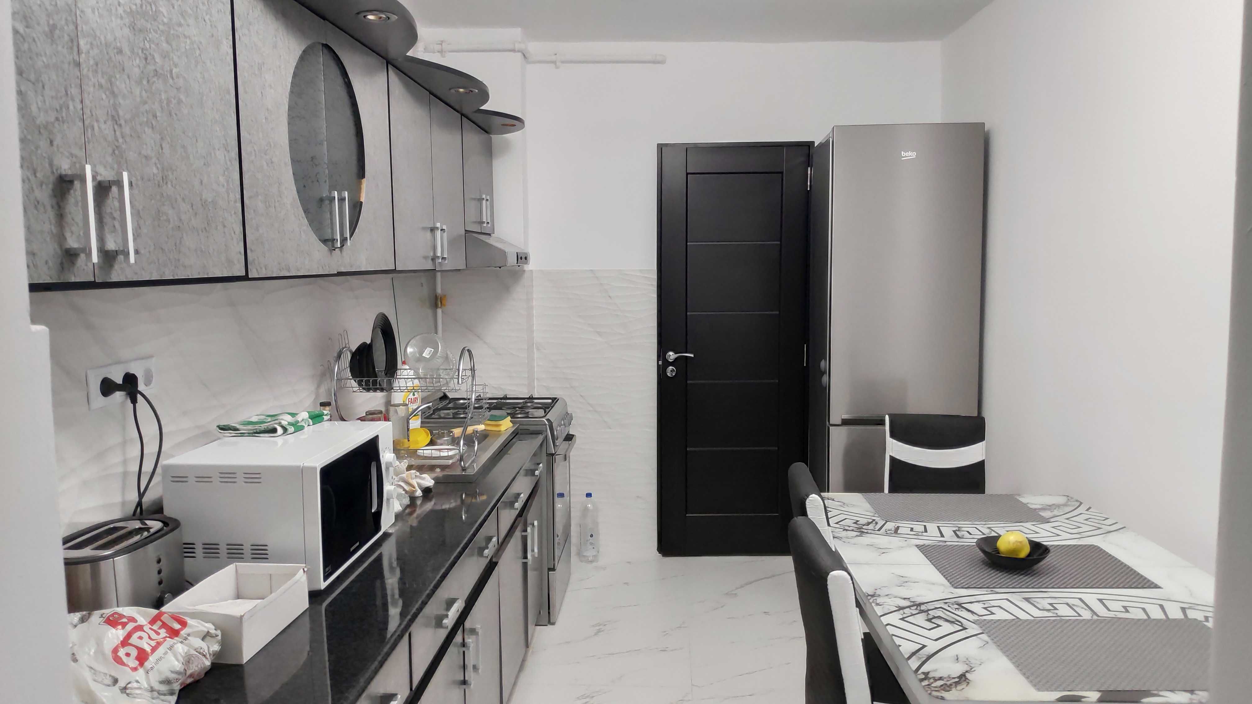 Inchiriez apartament cu 3 camere pe B-dul Traian 9, decomandat