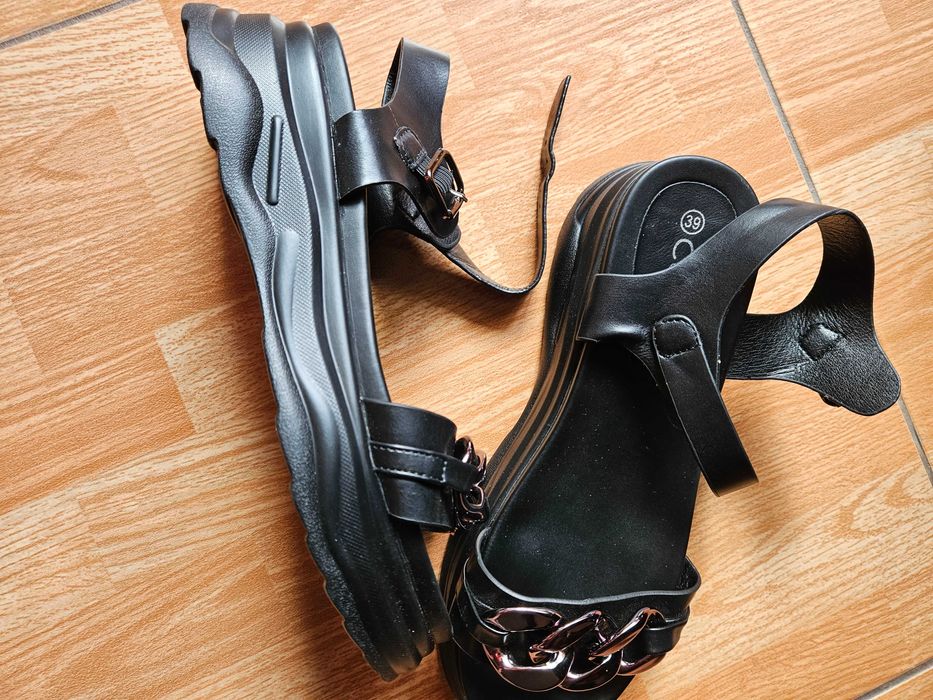 Vand sandale negre noi nouțe, cu platformă, marimea 39