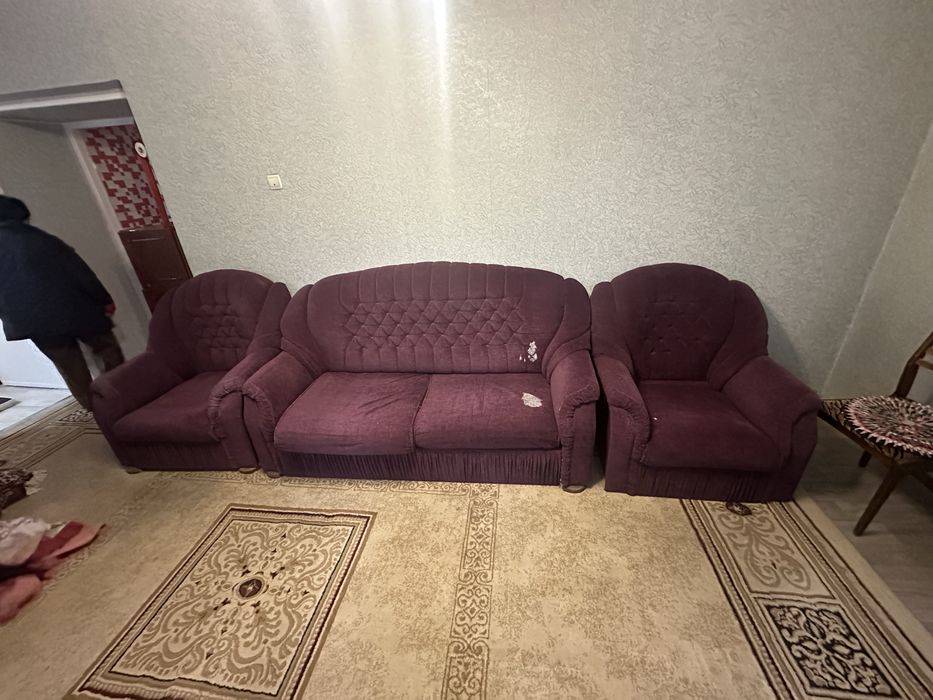 Диван, кровать, стулья, холодильник