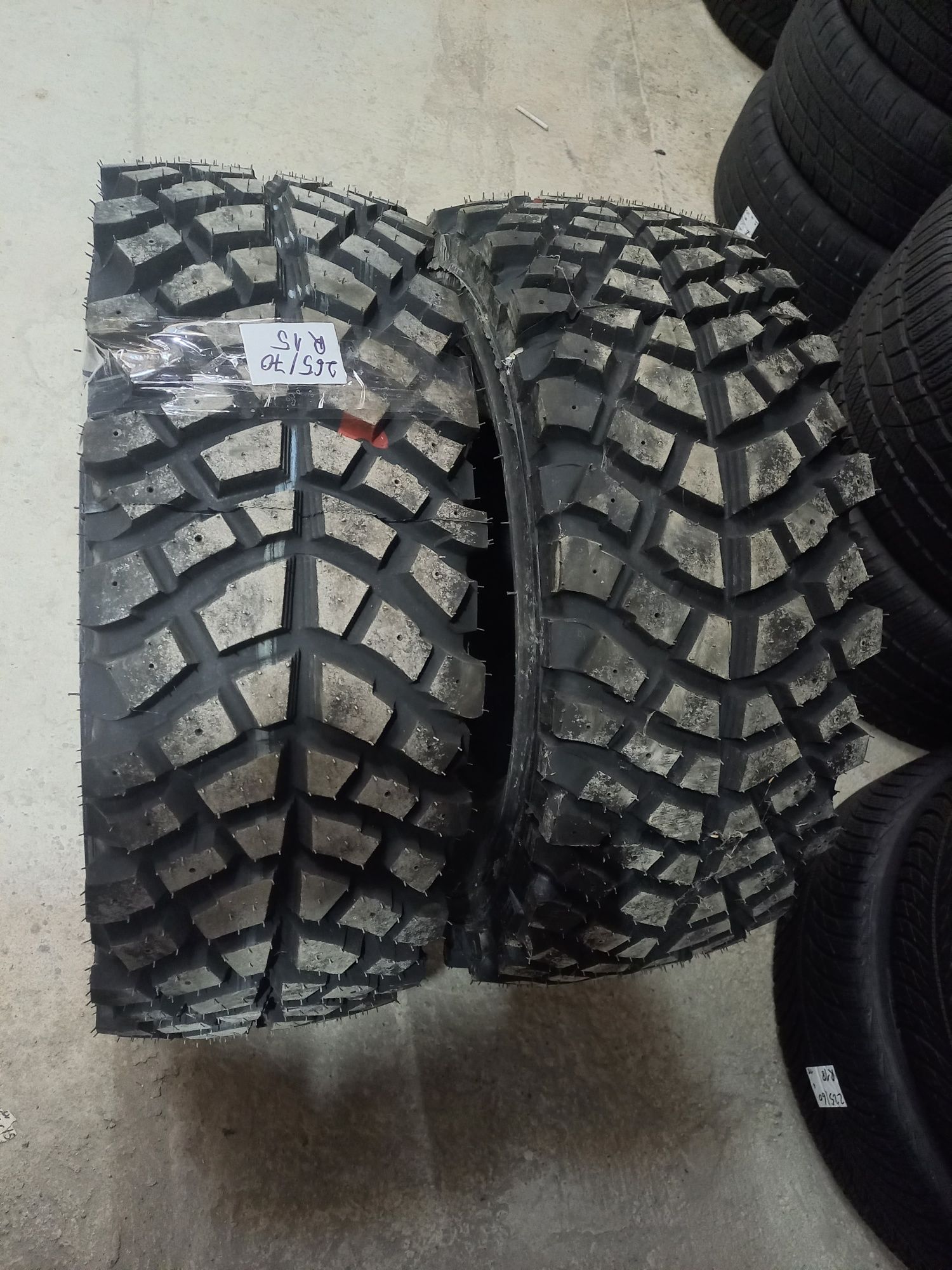 Vând 2 anvelope off road 265/70/R15