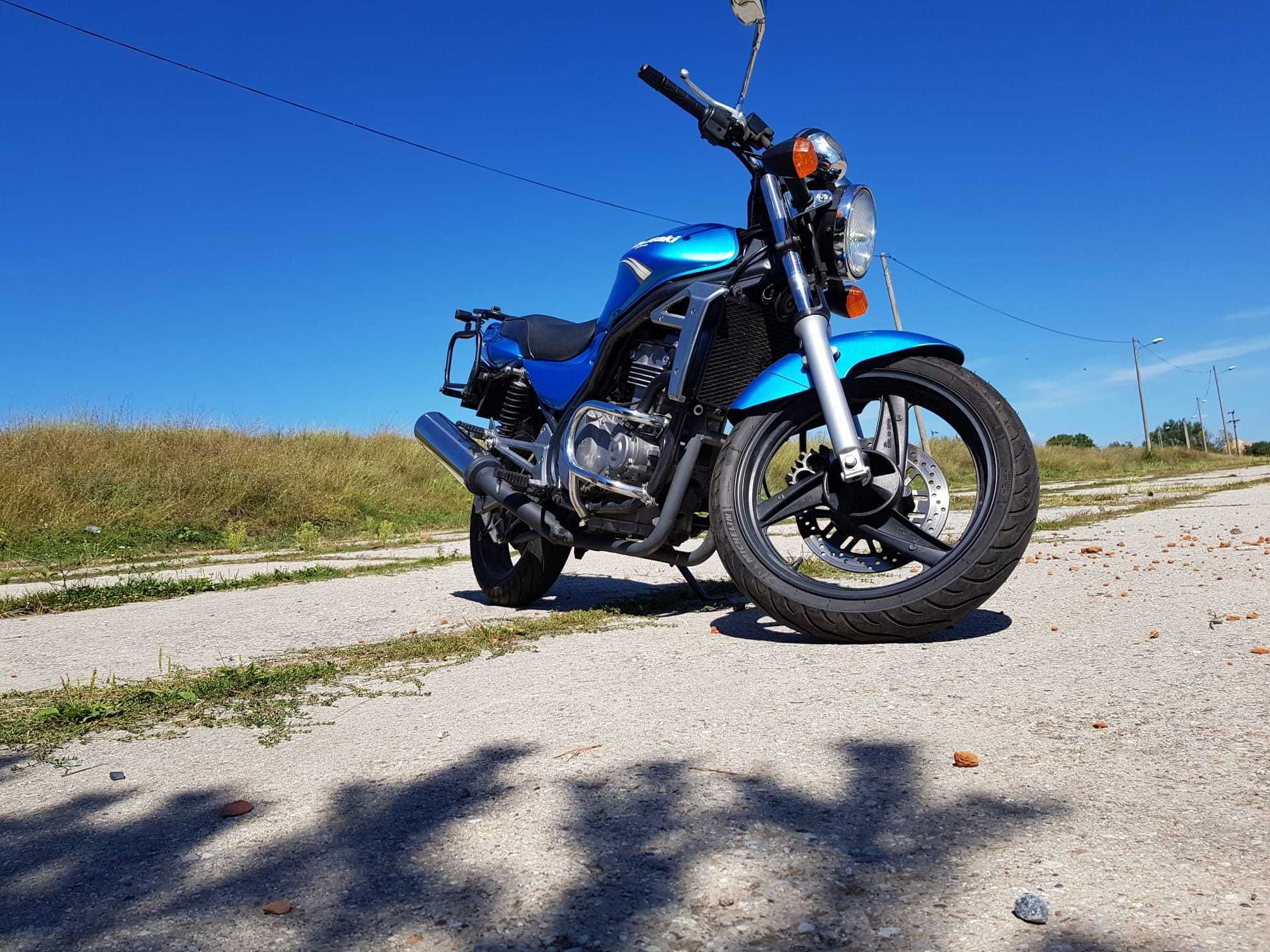 Motocicleta kawasaki ER5.