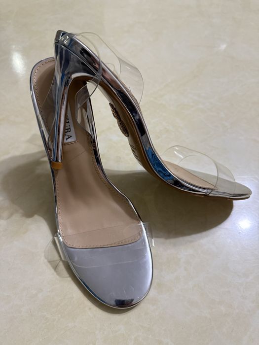 Оригинальные босоножки Aquazzura — прозрачные, серебристые, на каблуке