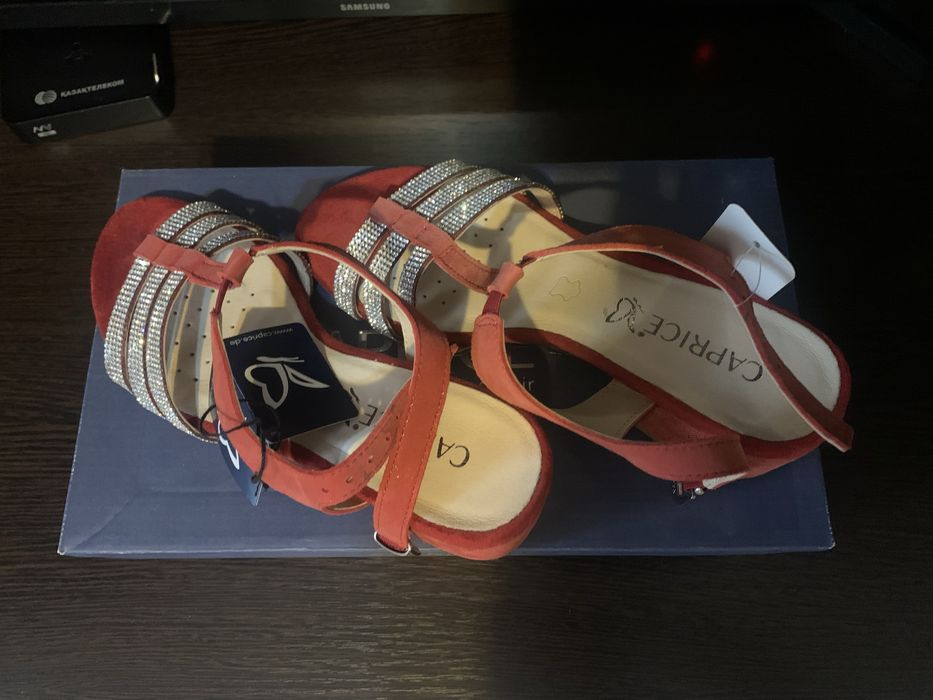 Босоножки со стразами