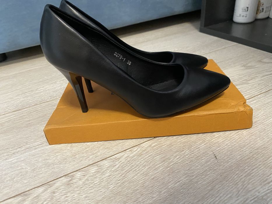 Женские черные туфли
