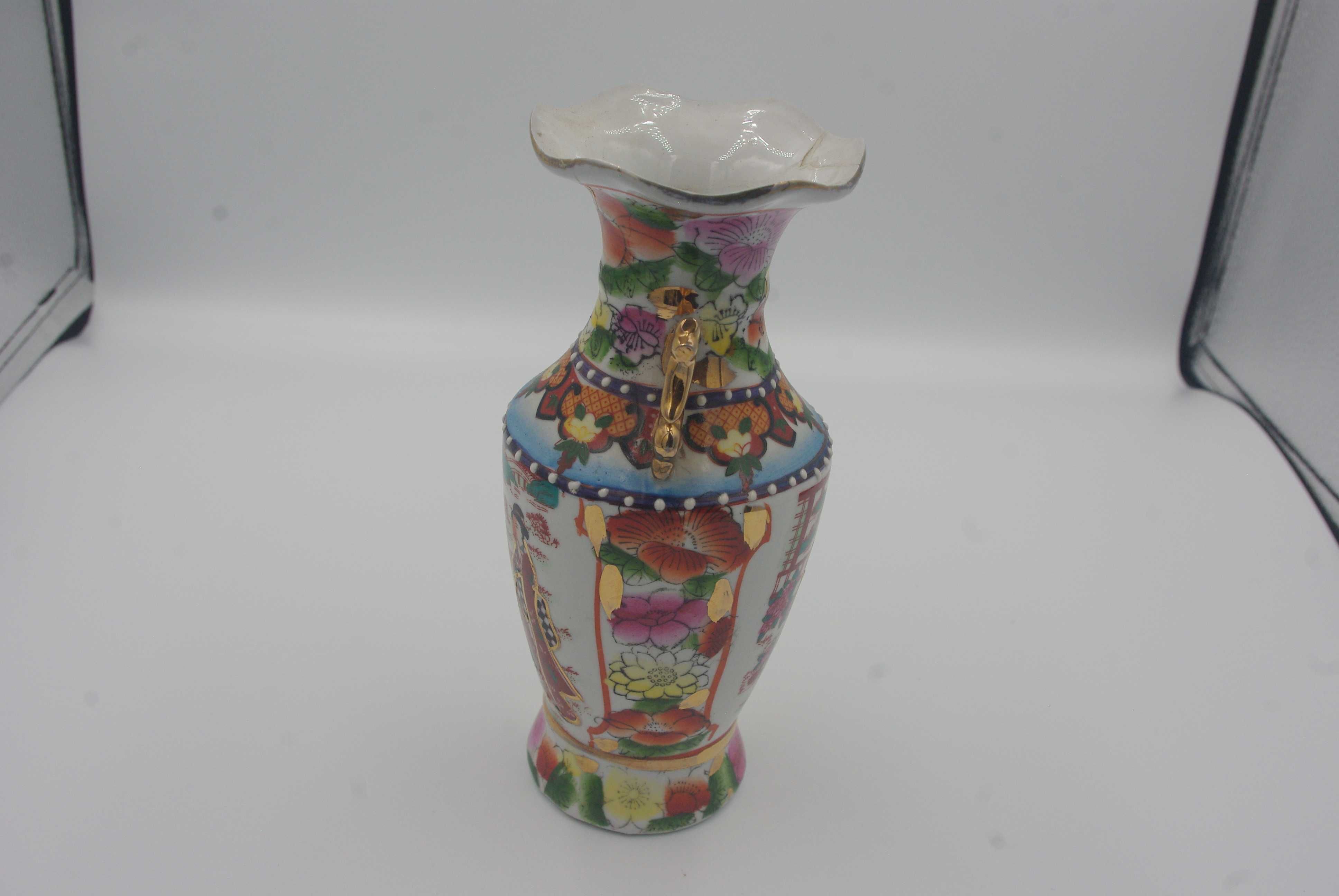 Vaza vintage chinezeasca, vopsita manual, anii 1970, 21 cm inaltime