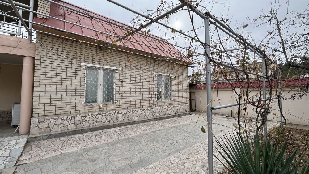 Дача находиться в дачном поселке в горах