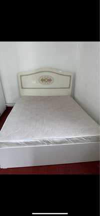 Продаю двухспальную кровать с матрасом