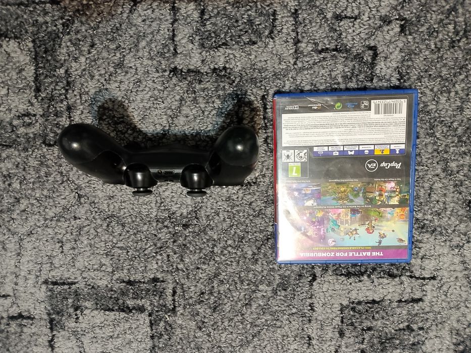 Vand controller de PS 4 pro si joc Plants vs Zombies 2