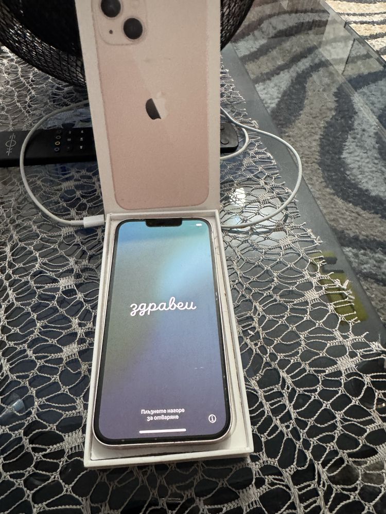 IPhone 13-бледо розово
