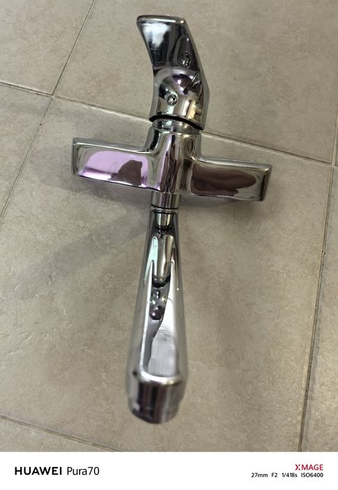 Продавам стенен смесител добре запазен със бутон за спиране и пускане.