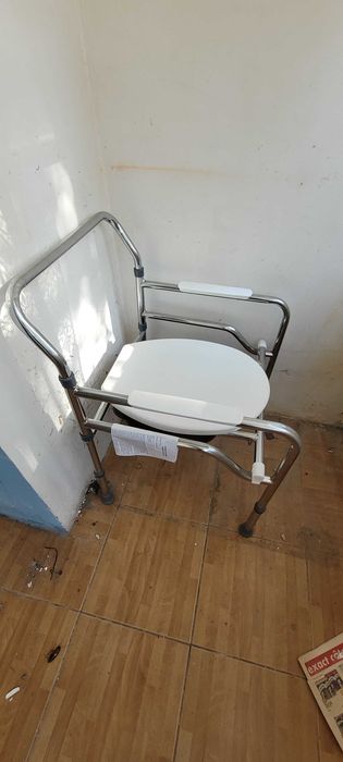 Scaun WC de camera fix, cadru aluminiu, pliabil, varstinici