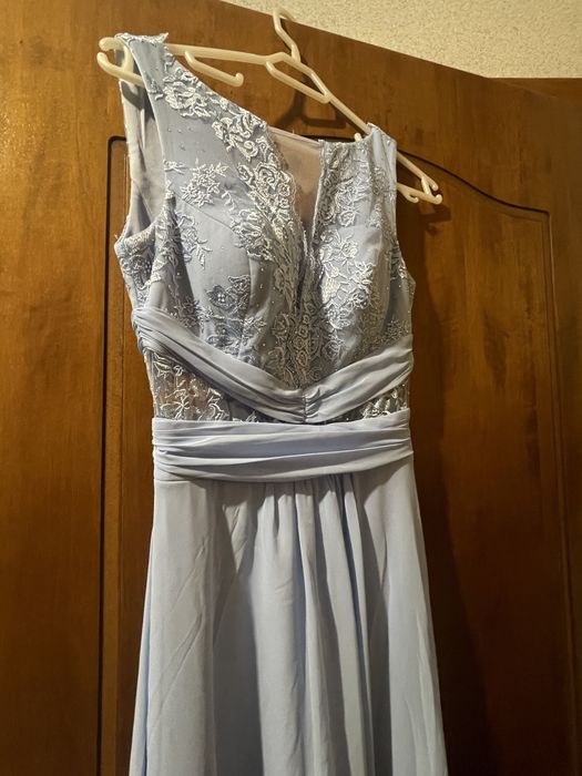 Елегантна дълга рокля в светлосиньо с дантела