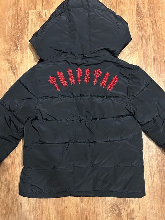 geaca trapstar neagra cu scris rosu