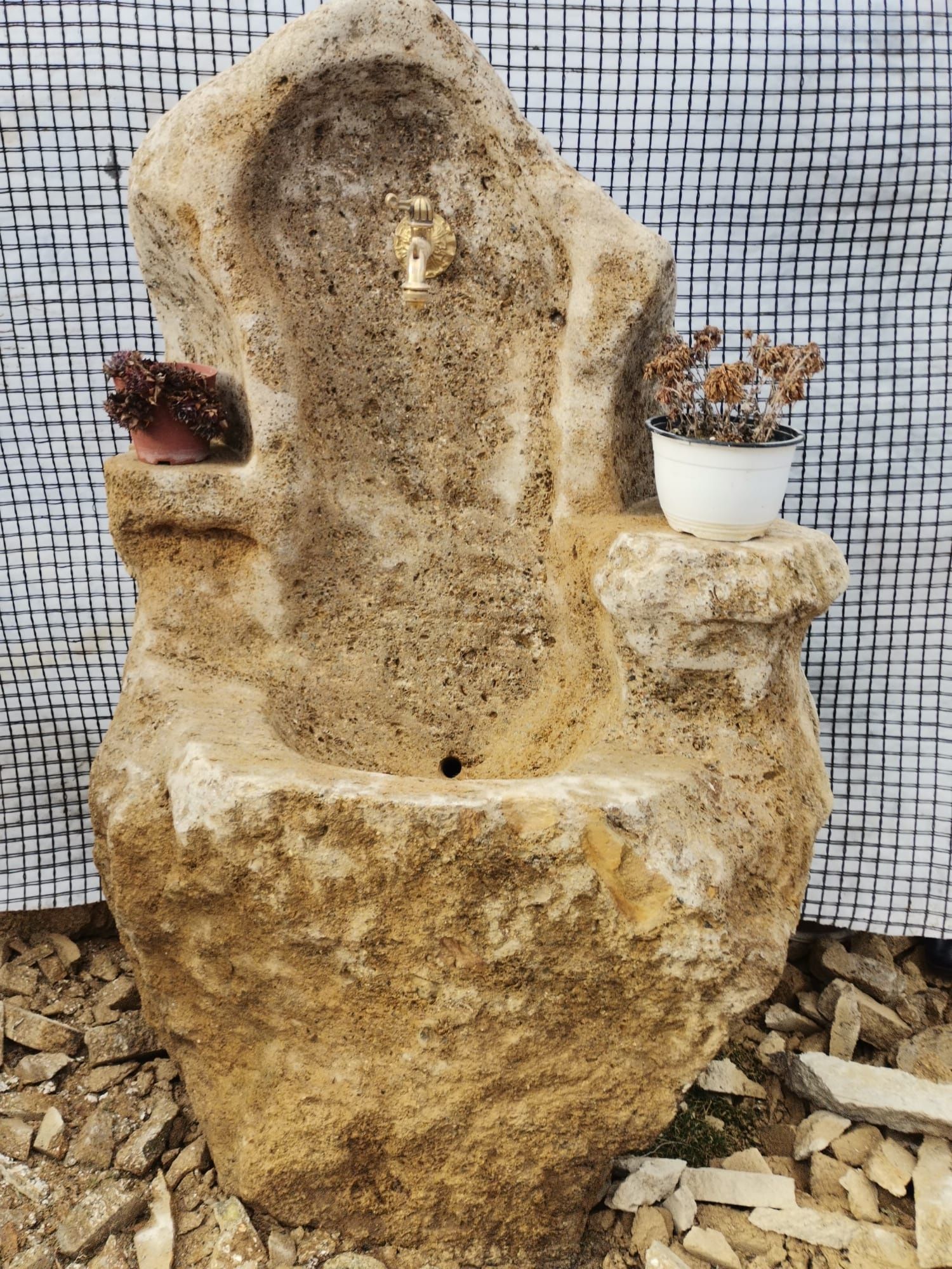 Fîntîni și cascade din piatră naturală pentru curtea dumneavoastră