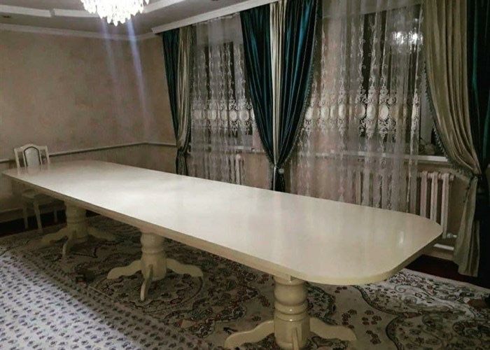 продам большой стол со стулями  срочно, можно по отдельности .