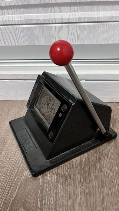 Вырубка для визиток 90х50 в хорошем состоянии состоянии