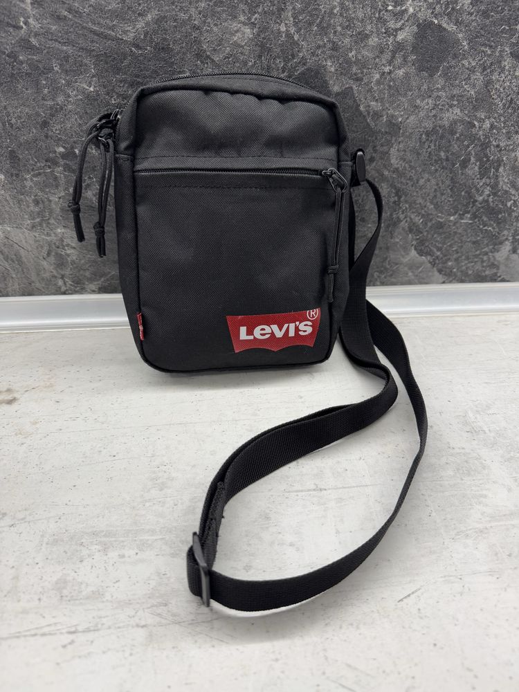 Мъжка чанта Levi’s носена
