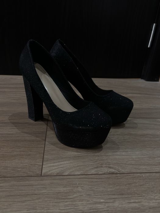 Високи черни токчета