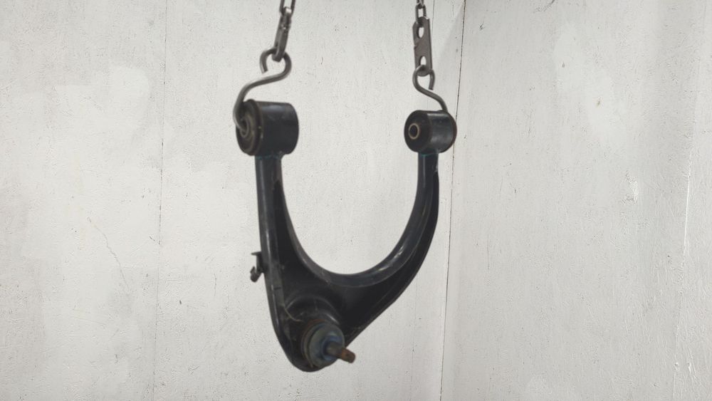 На Toyota Sequoia — Передний рычаг низ.