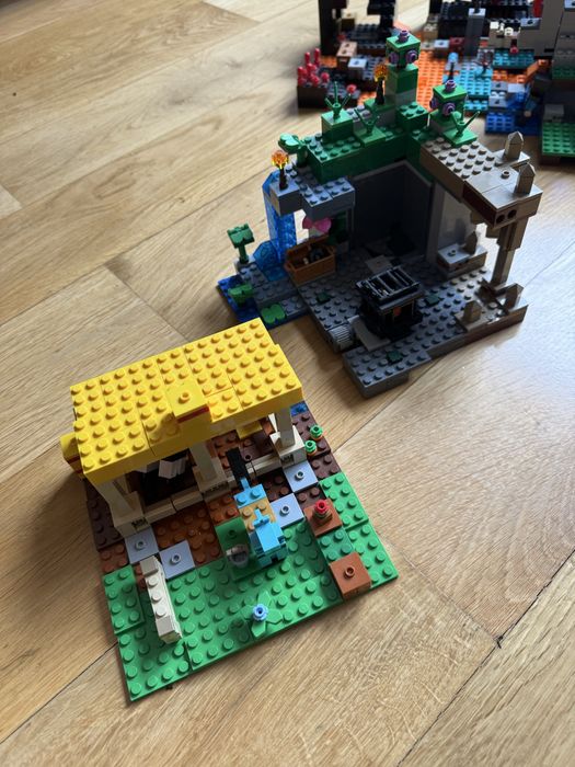 Продавам 8 оригинални LEGO Minecraft комплекта