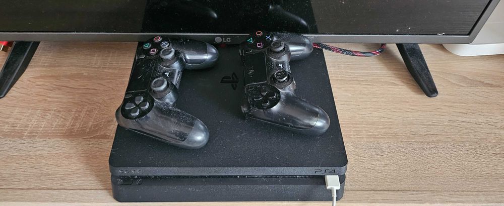 PS4 + 2 контролера + игри (в отлично състояние)