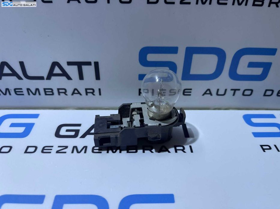 Soclu Suport Bec Lampa Stop Tripla Dreapta de pe Capota Portbagaj Volkswagen EOS 2006 - 2011 Cod 5M0945259