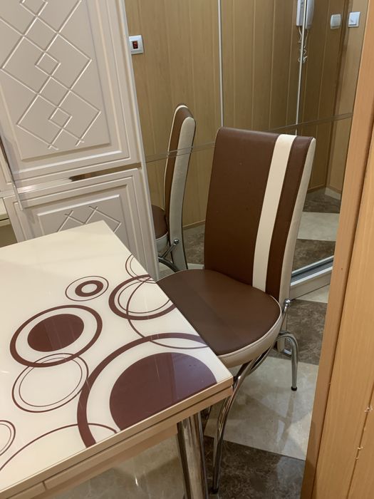 Комплект четири стола и маса