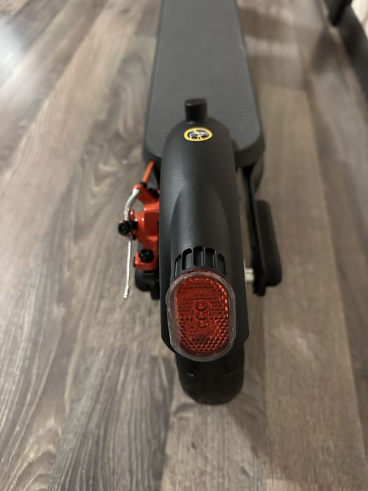 Електрическа тротинетка с максимална скорост 31 km/h