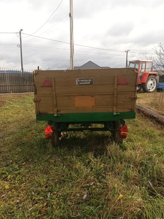 Remorca tractor  cu sistem de frinare.