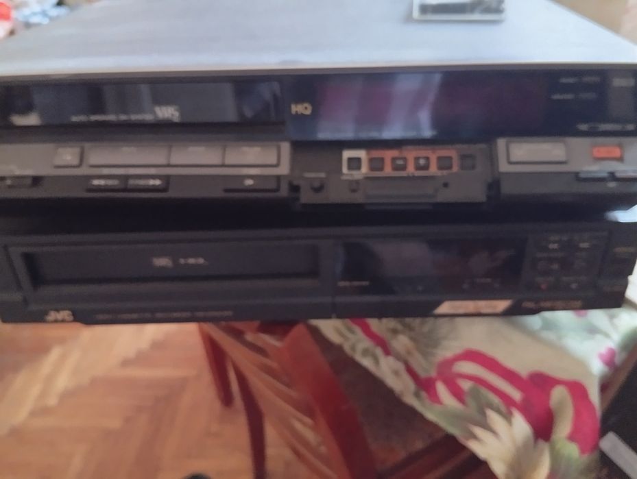 Video player Hitachi , JVC