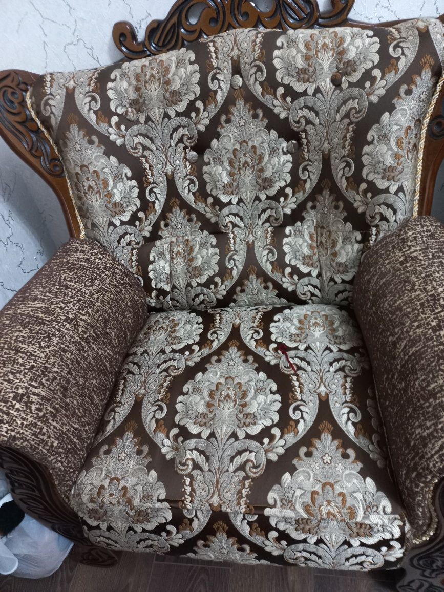 Продам диван с креслами классика
